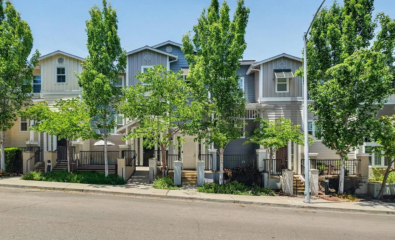 3 bed, 2.5 bath, 1848 sqft, $4,200 — Photo 1