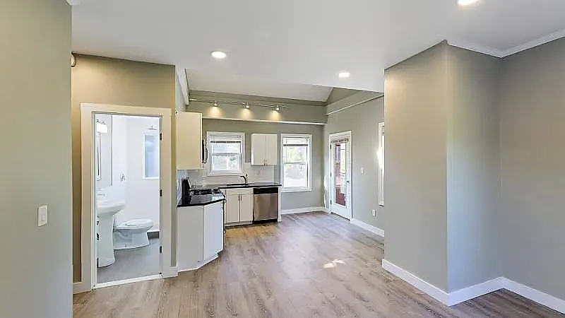 3 bed, 900 sqft, $3,800 — Photo 4