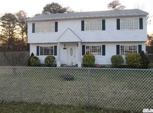 132 N 26th St, Wheatley Heights, NY 11798
