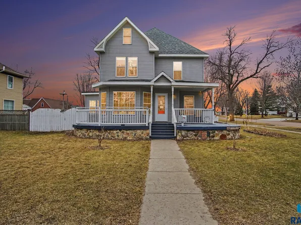 321 NW 4th St, Madison, SD 57042