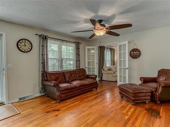 5th image of 6443 Larsen Ln