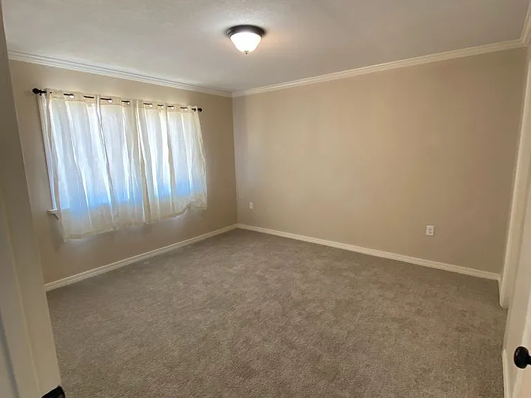 West Towne Apartments — Photo 11