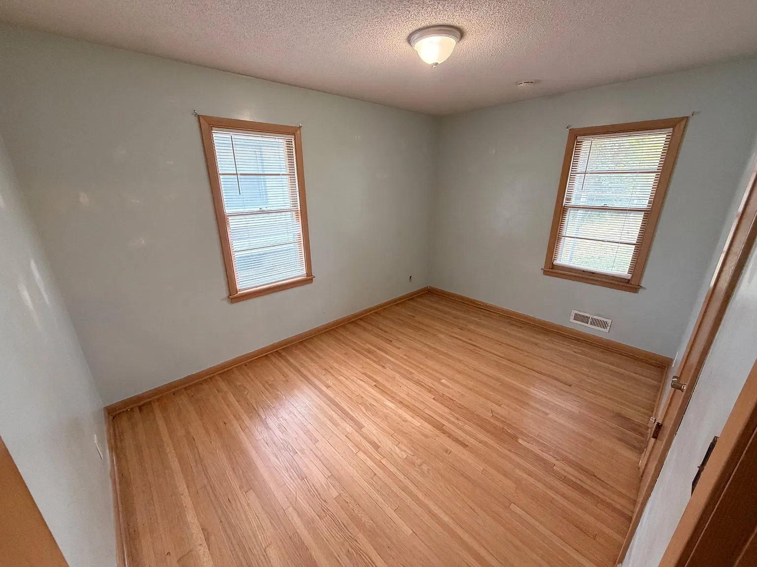3 bed, 1.5 bath, 1100 sqft, $2,500 — Photo 3
