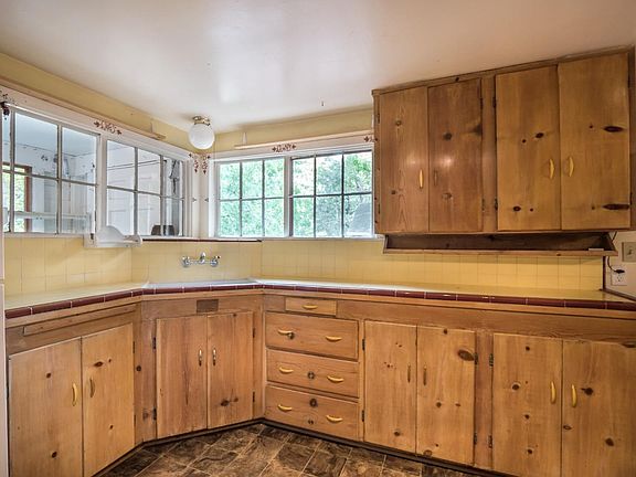4th image of 5 Glen Alpine Ave