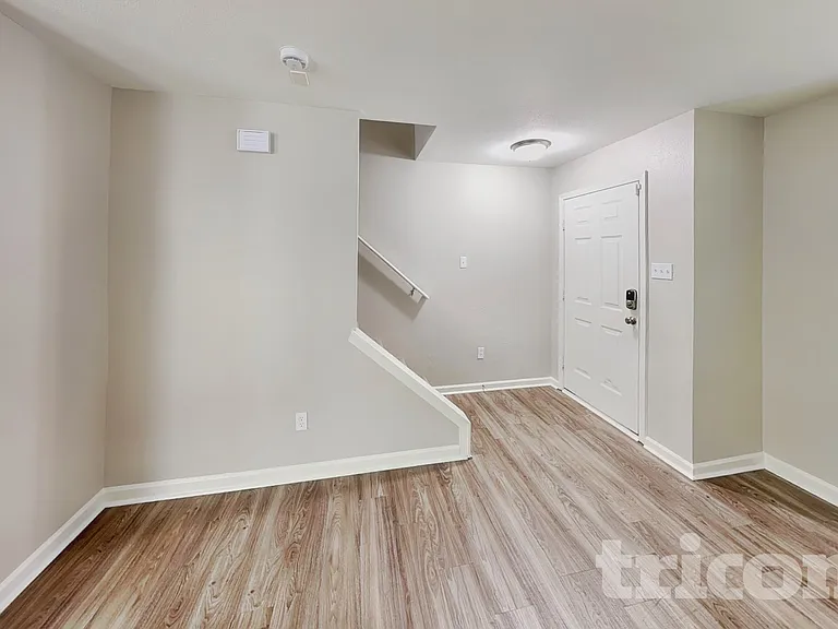 758 Sinclair Dr — Photo 2