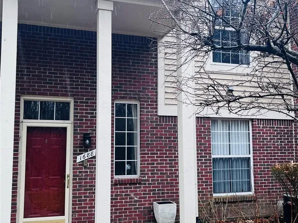 1688 Deepwood Cir, Rochester, MI 48307