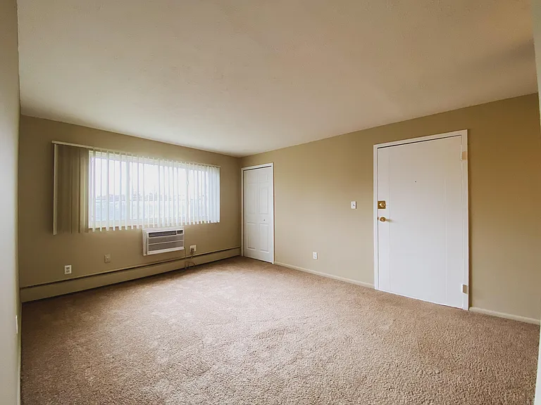 Holland Gardens Apartments — Photo 8