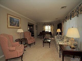 5th image of 10 Hayes Hill Dr