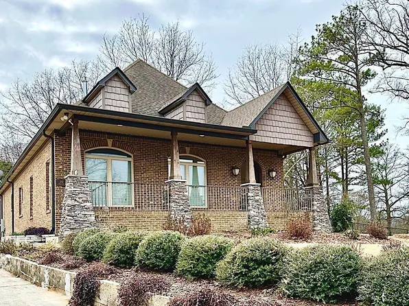 210 Oak Cir, Trussville, AL 35173