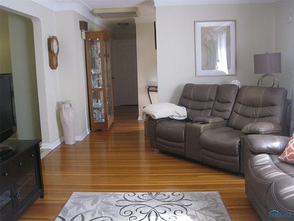 3rd image of 220 Birch Dr