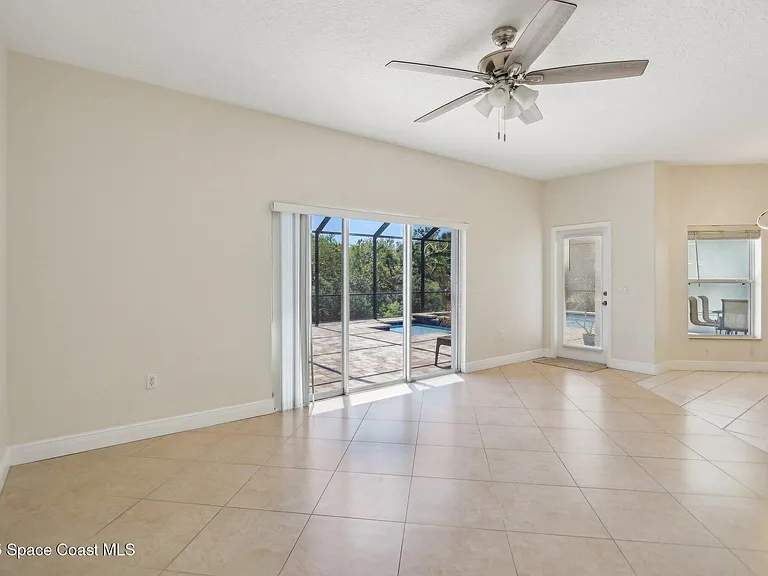 929 Hialeah St — Photo 14