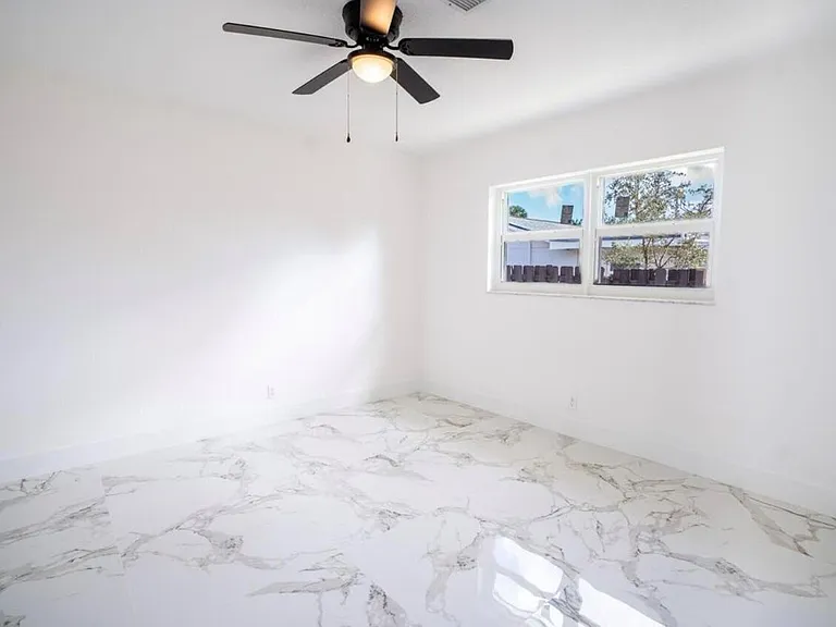1070 SW 18th St — Photo 16