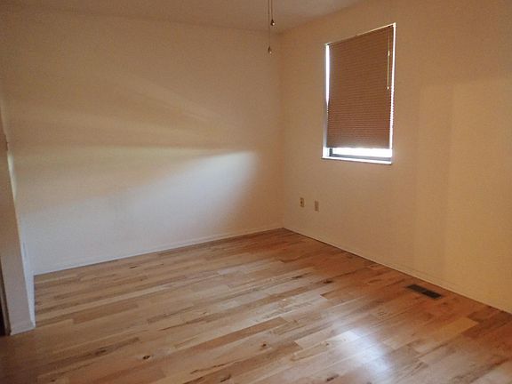 5th image of 303 Kendall Ln
