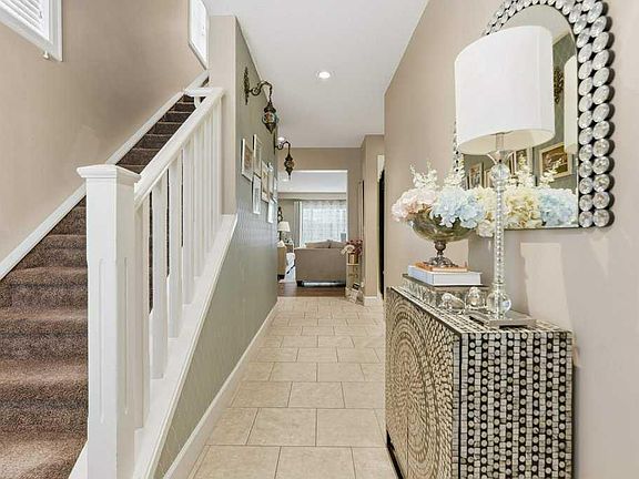4th image of 148 E Viewpointe Ter