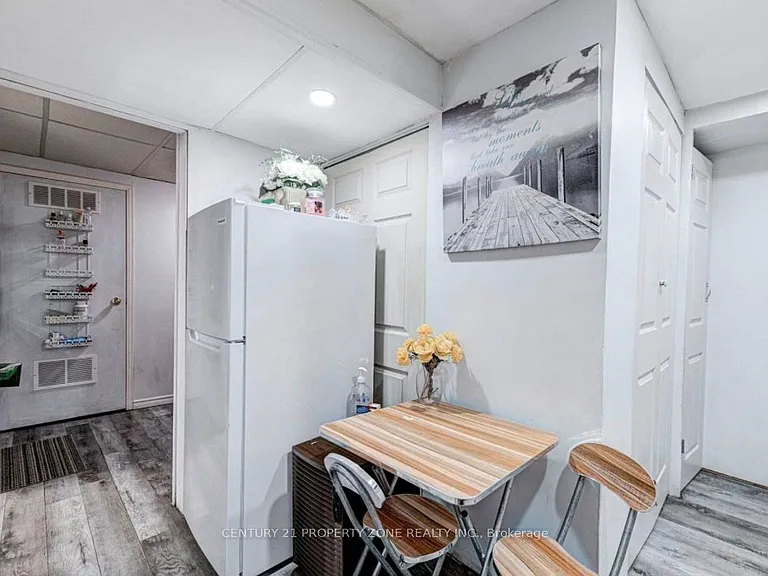 6 Roehampton Cres W #BASEMENT — Photo 3