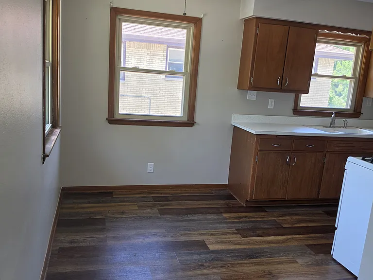 2322 W Bolivar Ave — Photo 4