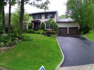 35 Stonehurst Ln, Dix Hills, NY 11746