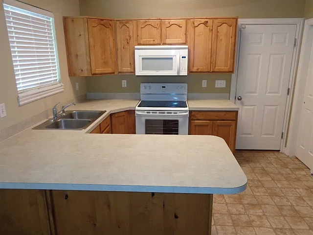 5 bed, 3.0 bath, 1677 sqft, $2,350 — Photo 3