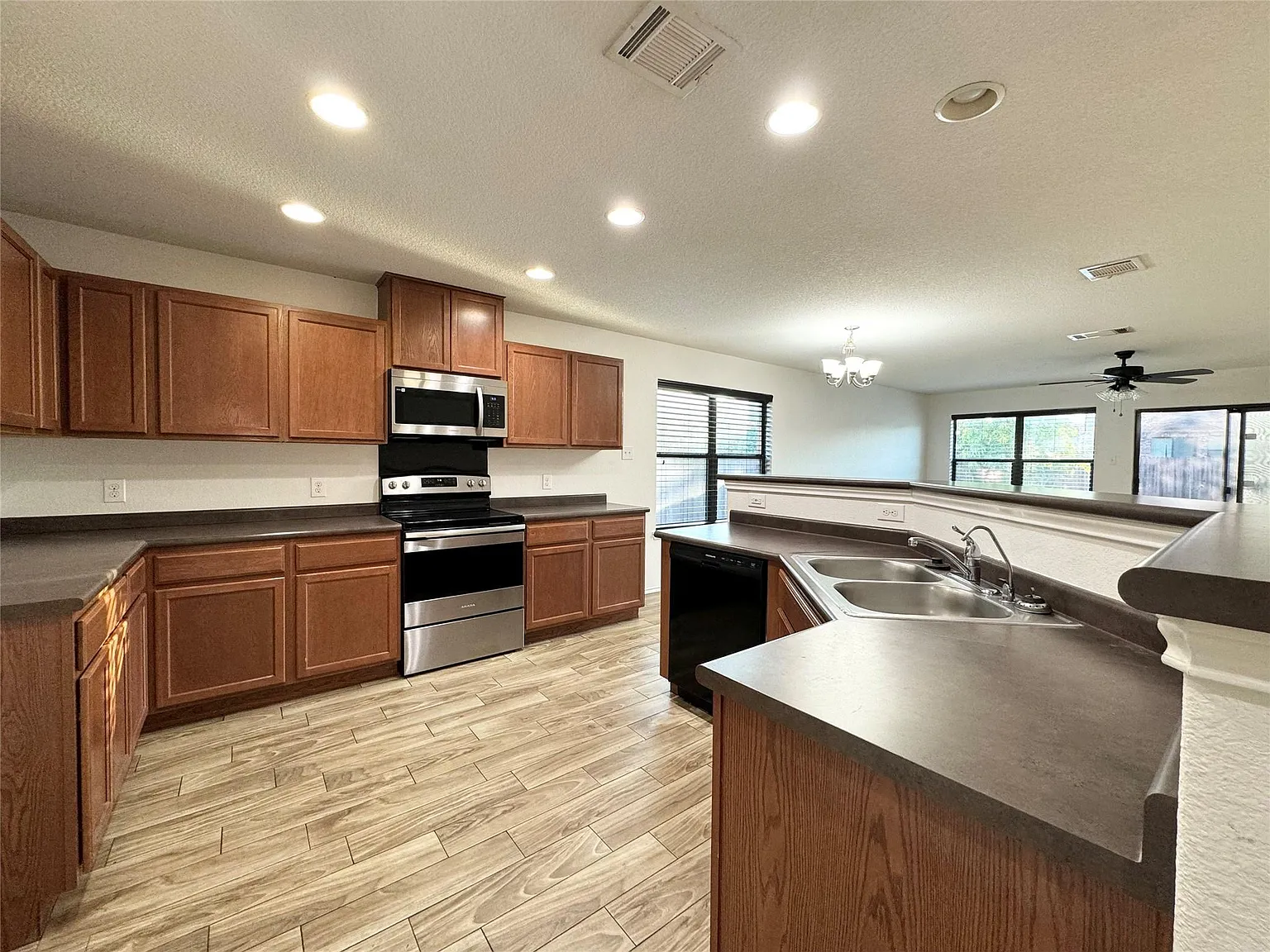4 bed, 2.5 bath, 2108 sqft, $2,100 — Photo 4