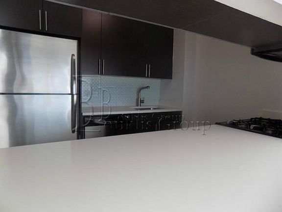 4th image of 200 Water St APT 528