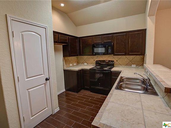 5th image of 562 Creekside Cir