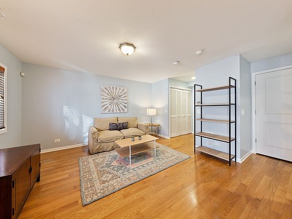4th image of 3150 N Lakewood Ave Unit 6