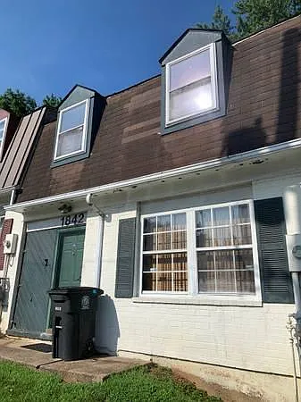 1842 Village Green Dr — Photo 3