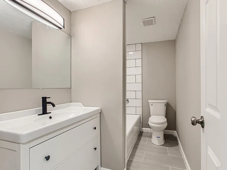 Upper Bathroom #2