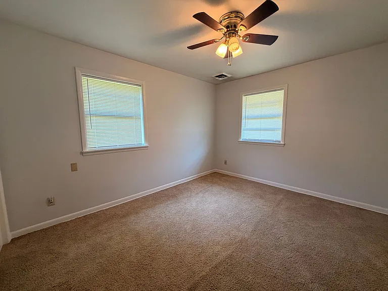 1310 Bradley Ln — Photo 6