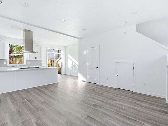 5th image of 8718 SE Bybee Blvd