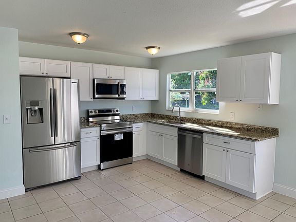 4th image of 2122 SE Wald Street