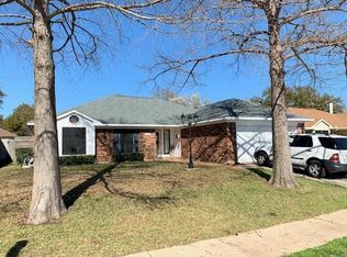 2812 Country Creek Ln, Fort Worth, TX 76123