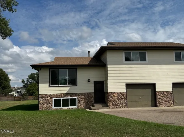 3734 W Regent Dr, Bismarck, ND 58504