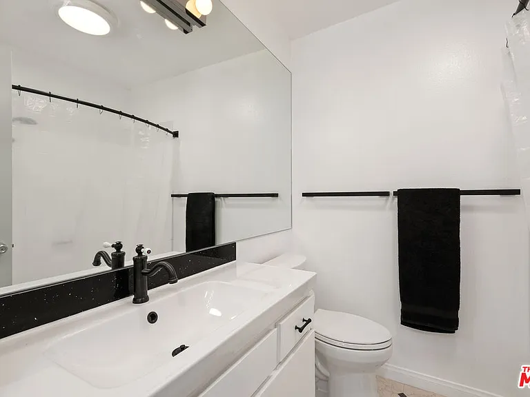 2337 Oak St #2 — Photo 29
