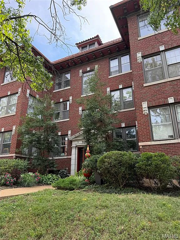 3 bed, 1.0 bath, 1437 sqft, $2,350 — Photo 2