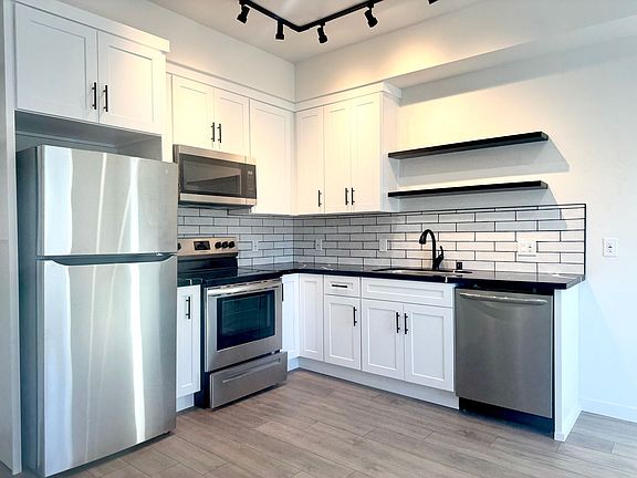 2nd image of 2121 Thomas Ave #9