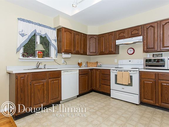 5th image of 31 Woodland Dr #A