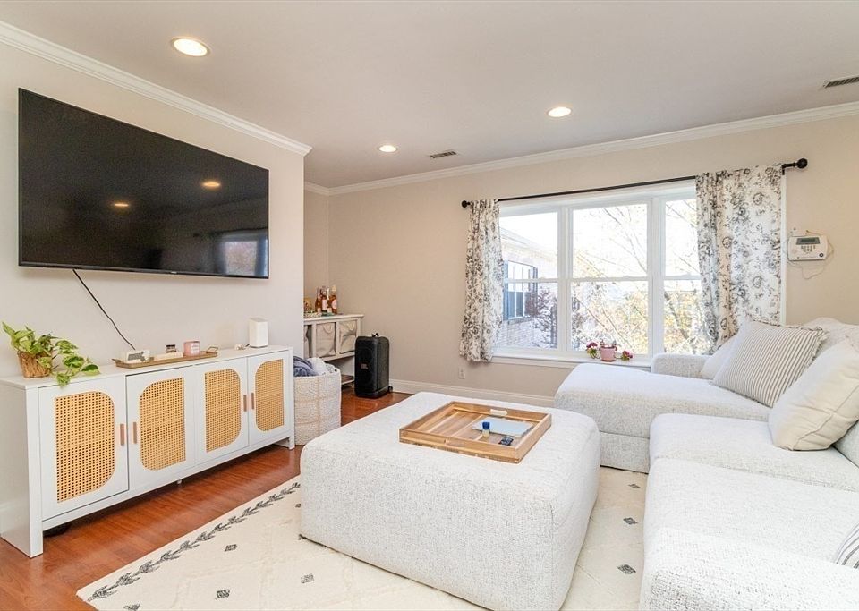 1st image of 156 Newton St APT 4