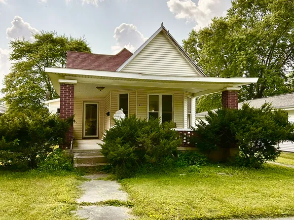210 N Walnut St, Villa Grove, IL 61956
