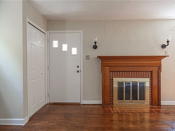 3rd image of 36 Hempstead Ave