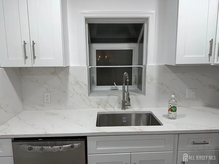 2460 Woodbridge Ave — Photo 7