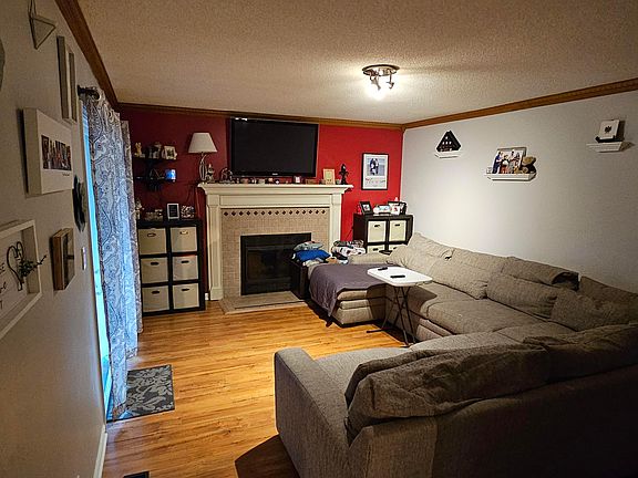 5th image of 357 Mulberry Way W