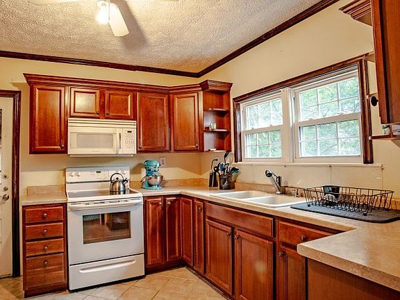 3rd image of 1446 N Highland Ave