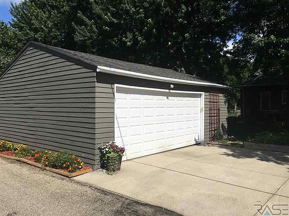 5th image of 423 W Luverne St