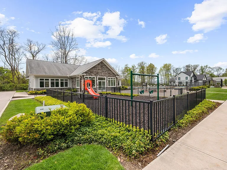 233 Lake Balaton Dr — Photo 36
