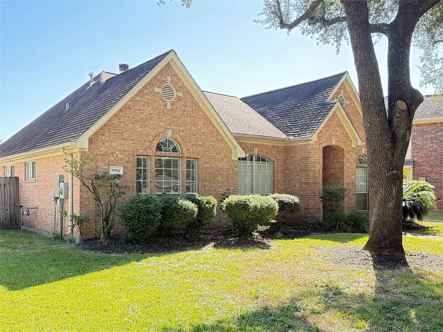 3 bed, 2.0 bath, 2028 sqft, $2,080 — Photo 2