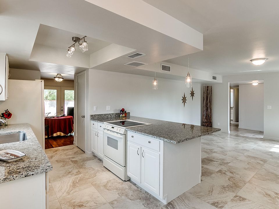 1st image of 901 S Desert Steppes Dr
