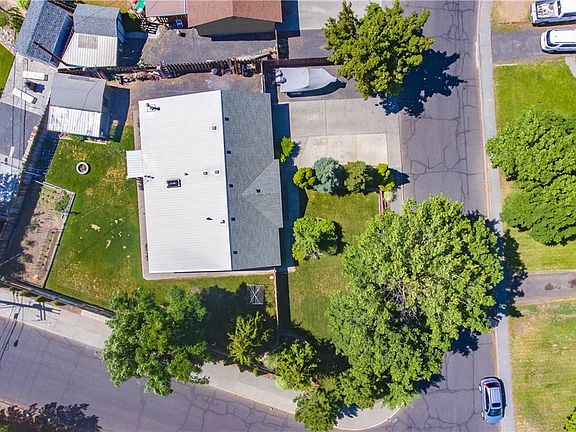 2nd image of 901 Lindberg Ln