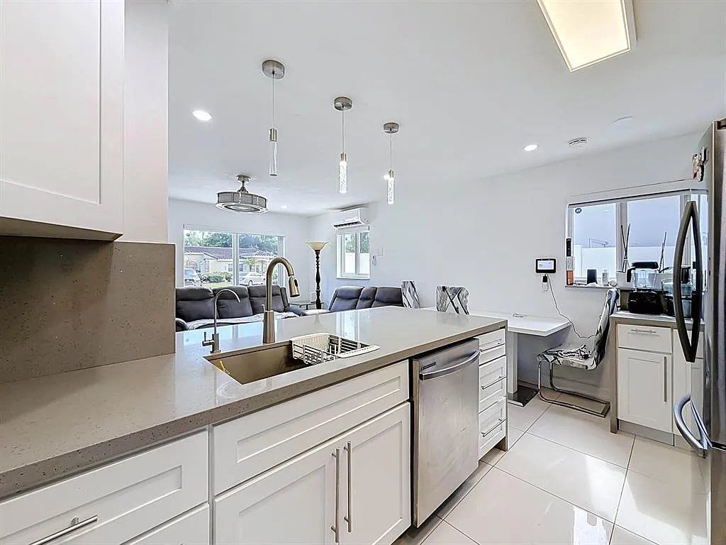 2 bed, 920 sqft, $2,800 — Photo 2