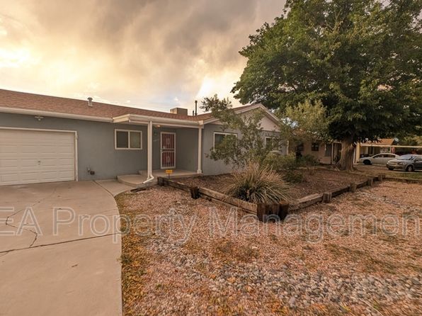 2837 Palomas Dr NE